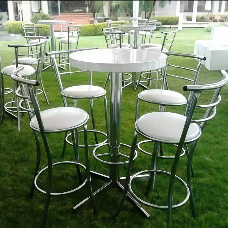 Mesa periquera con cuatro sillas para eventos